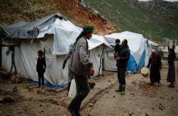برد الشتاء يفاقم معاناة 2500 لاجئاً فلسطينياً هجروا من مخيم خان الشيح إلى إدلب