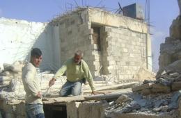 العائدون إلى مخيم حندرات يرممون بيوتهم بأيديهم 