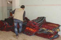 توزيع مساعدات إغاثية على نازحي اليرموك جنوب دمشق