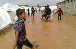 شاهد: الأمطار تغمر الخيام التي يقطنها أبناء مخيم اليرموك الذين اضطروا للخروج من جنوب دمشق إلى الشمال السوري.