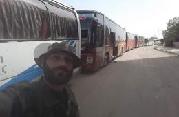 شاهد فيديو يظهر خروج الحافلات التي تقل عناصر تنظيم داعش من مخيم اليرموك إلى البادية السورية