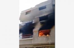  شاهد: عناصر النظام السوري يقومون بإحراق منازل المدنيين في مخيم اليرموك بعد تعفيشها ونهبها.