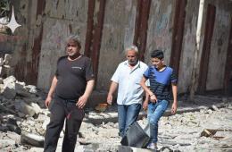 صور | بعض أهالي مخيم اليرموك وهم يتفقدون منازلهم المدمرة والمنهوبة 