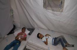 ناشطون: تدهور الحالة الصحية لطفلين مهجرين في مخيم دير بلوط بسبب سوء الخدمات الطبية