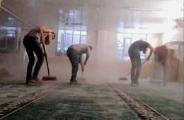 صور | بمبادرة فردية عدد من شبان مخيم اليرموك يقومون بتنظيف مسجد عبد القادر الحسيني