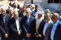 وفود فلسطينية تزور مقبرة الشهداء في مخيم اليرموك المنكوب