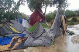 الأمطار تغرق خيام اللاجئين في كمب فيال بجزيرة خيوس اليونانية