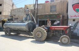 "جفرا" توزع الماء على النازحين الفلسطينيين في بلدات جنوب دمشق