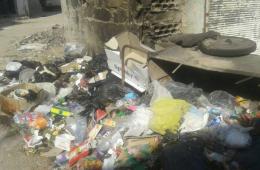 شكاوى من تكدس النفايات والأنقاض في مخيّم درعا 