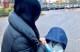 ناشطة حقوقية من أبناء مخيم اليرموك تتعرض لاعتداء كراهية في السويد