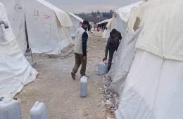 هيئة فلسطينيي سوريا للإغاثة توزع مساعداتها من المحروقات على العائلات في مخيم دير بلوط 