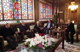 إعادة إعمار اليرموك وعودة الأهالي محور محادثات وفود فلسطيني مع محافظ دمشق 