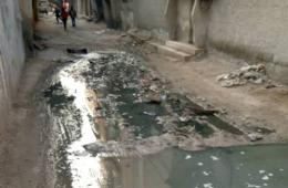 شوارع مخيّم الحسينية تغرق بمياه الصرف الصحي 
