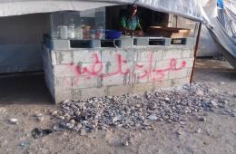 شاهد: لاجئ فلسطيني يتحدى التهجير والمعاناة وينشئ محل لبيع المعجنات في مخيم دير بلوط شمال سورية. 