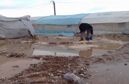 شاهد: سوء الأحوال الجوية والعواصف الماطرة زادت من مأساة المهجرين الفلسطينيين في  مخيم دير بلوط