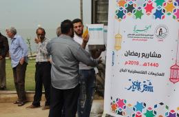 توزع بعض المساعدات على فلسطينيي سورية في وادي الزينة بلبنان