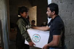 توزيع سلات غذائية على العائلات الفلسطينية والسورية في الشمال السوري