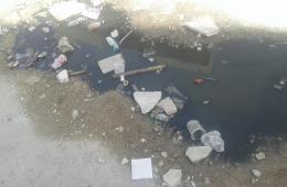 شاهد: شوارع وأزقة مخيم درعا تفرق بمياه الصرف الصحي