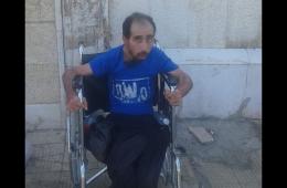 مشرد على بوابة المخيم، فلسطيني من ذوي الاحتياجات الخاصة بلا مأوى ولامعيل 