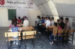 خيمة التعليم في مخيم دير بلوط تستقبل عشرات الطلبة المهجرين 