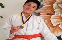 طفل فلسطيني سوري يفوز بالميدالية الذهبية لرياضة الجودو على مستوى جنوب السويد 