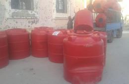 توزيع خزانات مياه بلاستيكية للأسر الفقيرة في مخيم درعا 