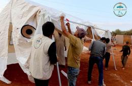 هيئة فلسطينيي سوريا للإغاثة تنفذّ مشروع تركيب خيام للمهجرين شمال سورية 
