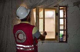 الهلال الأحمر يقدم رزم خشبية لصيانة منازل العائدين في مخيم حندرات 