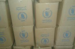 توزيع سلات غذائية في مخيم درعا 