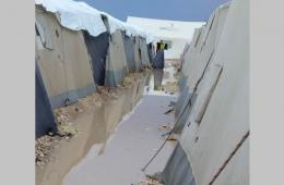 غرق خيام المهجرين الفلسطينيين في مخيم الصداقة شمال سورية 