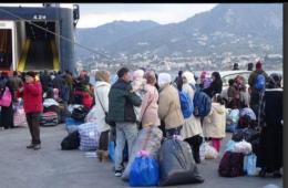 نقل مئات المهاجرين من الجزر إلى البر اليوناني بينهم 25 فلسطينياً من سورية
