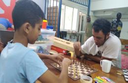 فتى فلسطيني سوري يدرّب ويحكم بلعبة الشطرنج في نيقوسيا