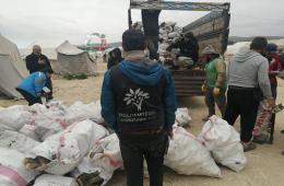 توزيع حطب التدفئة في مخيمي دير بلوط والمحمدية شمال سورية 