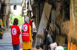 توزيع حصص صحية في مخيم اليرموك 