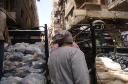 توزيع مساعدات غذائية على الفلسطينيين في مخيم اليرموك وريف دمشق