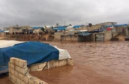 عاصفة مطرية تقتلع خيم اللاجئين في الشمال السوري