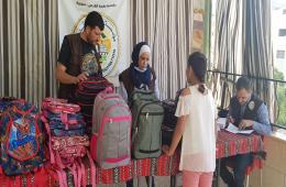 توزيع حقائب مدرسية على مجموعة من الطلبة الفلسطينيين الأيتام في سورية