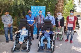 الأونروا تسلم كراسي متحركة تعمل بالبطاريات لـ 4 أطفال فلسطينيين من ذوي الاحتياجات الخاصة 