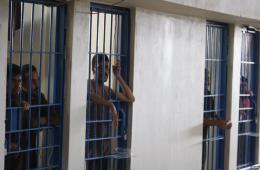 42 معتقلاً فلسطينياً من أبناء مخيم درعا في السجون السورية 