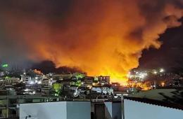 إندلاع حريق ضخم بمخيم للمهاجرين في جزيرة ساموس اليونانية
