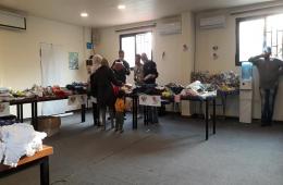 توزيع الملابس على بعض العائلات من فلسطينيي سورية في مخيم عين الحلوة 