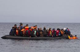 خفر السواحل اليوناني يستمر بإعادة اللاجئين معرضاً حياتهم للخطر
