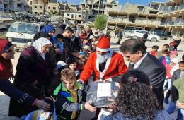 توزيع معاطف شتوية على الطلبة في مخيم اليرموك 