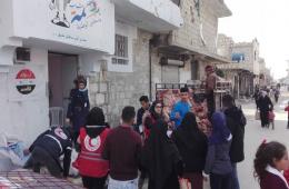 توزيع سلل صحية وحقائب مدرسية في مخيم حندرات
