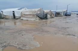 الأمطار والبرد القارس يزيدان مأساة مهجري مخيم دير بلوط شمال سوريا