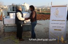 توزيع مساعدات غذائية على بعض الفلسطينيين شمال سورية 