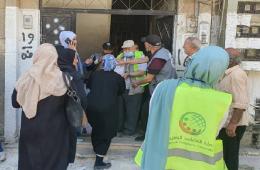 توزيع مساعدات إغاثية لأهالي مخيم اليرموك في بلدة يلدا
