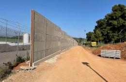 انتقادات لليونان لبنائها جدران حول 5 مخيمات للاجئين