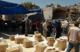 الأونروا توزع سلات غذائية على العائلات القاطنة في مخيم اليرموك
