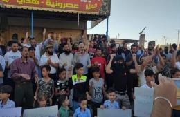 وقفة احتجاجية في المزيريب تطالب برفع الحصار عن درعا 